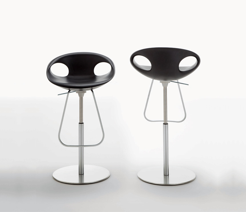 The 907 heigh-adjustable bar stool