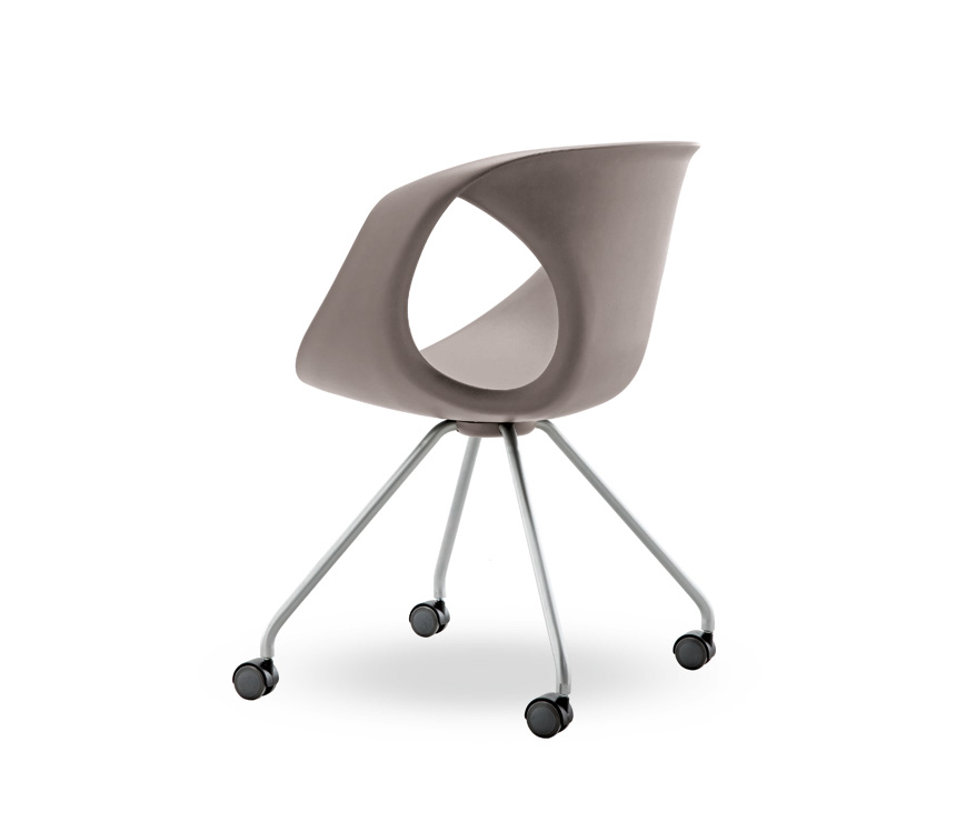 The mud-coloured 907 office chair