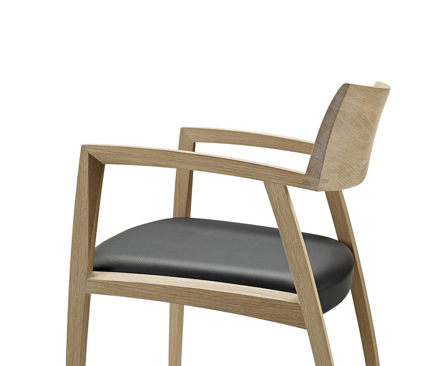 Side view of the oak version of the DM326 Danish dining chair
