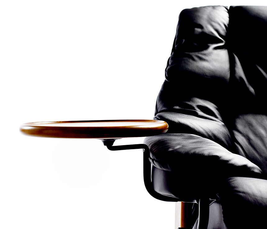 Close-up of the Stressless Reno arm table