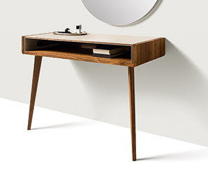 Compact 2-legged wall-mounted desk from Austria