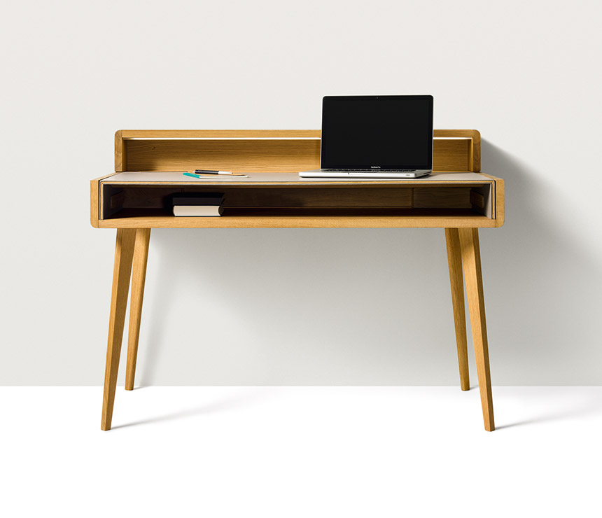 Front shot of the Team7 Sol 4-legged desk